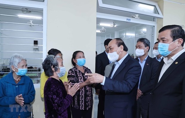 阮春福总理看望慰问广南省社会保护中心的孤儿和老人